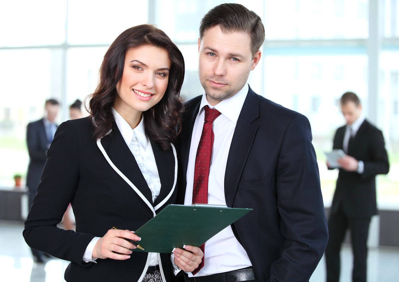 Equipo de abogados especializados en reclamaciones bancarias revisando un expediente